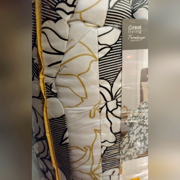 10PC KING SIZE REVERSIBLE BEDDING SET. - Picture 5 of 8